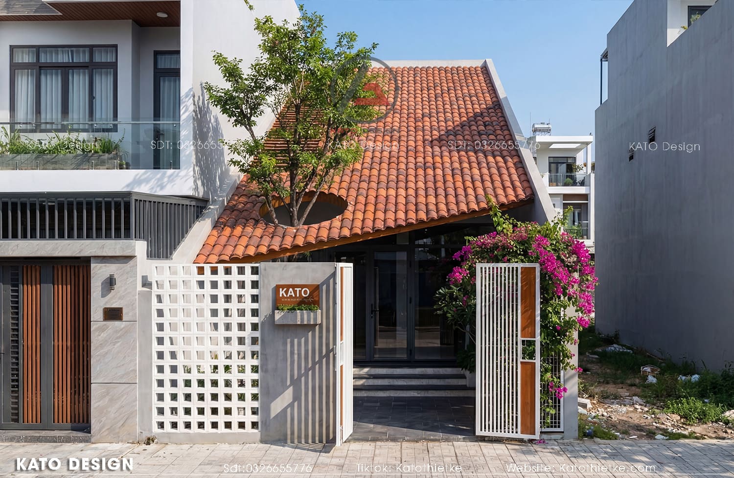 Giàn hoa giấy phủ một góc cổng, nổi bật với khoảng mái khoét để tán cây vươn lên Giàn hoa giấy phủ một góc cổng, nổi bật với khoảng mái khoét để tán cây vươn lên