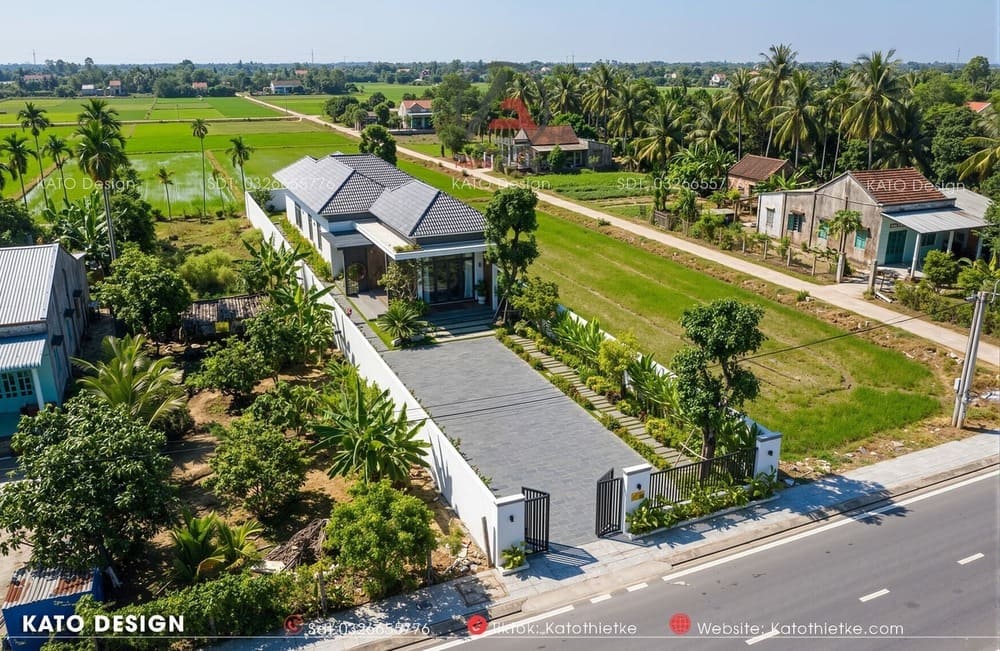 Khoảng sân trước tạo khoảng lùi yên tĩnh cho ngôi nhà