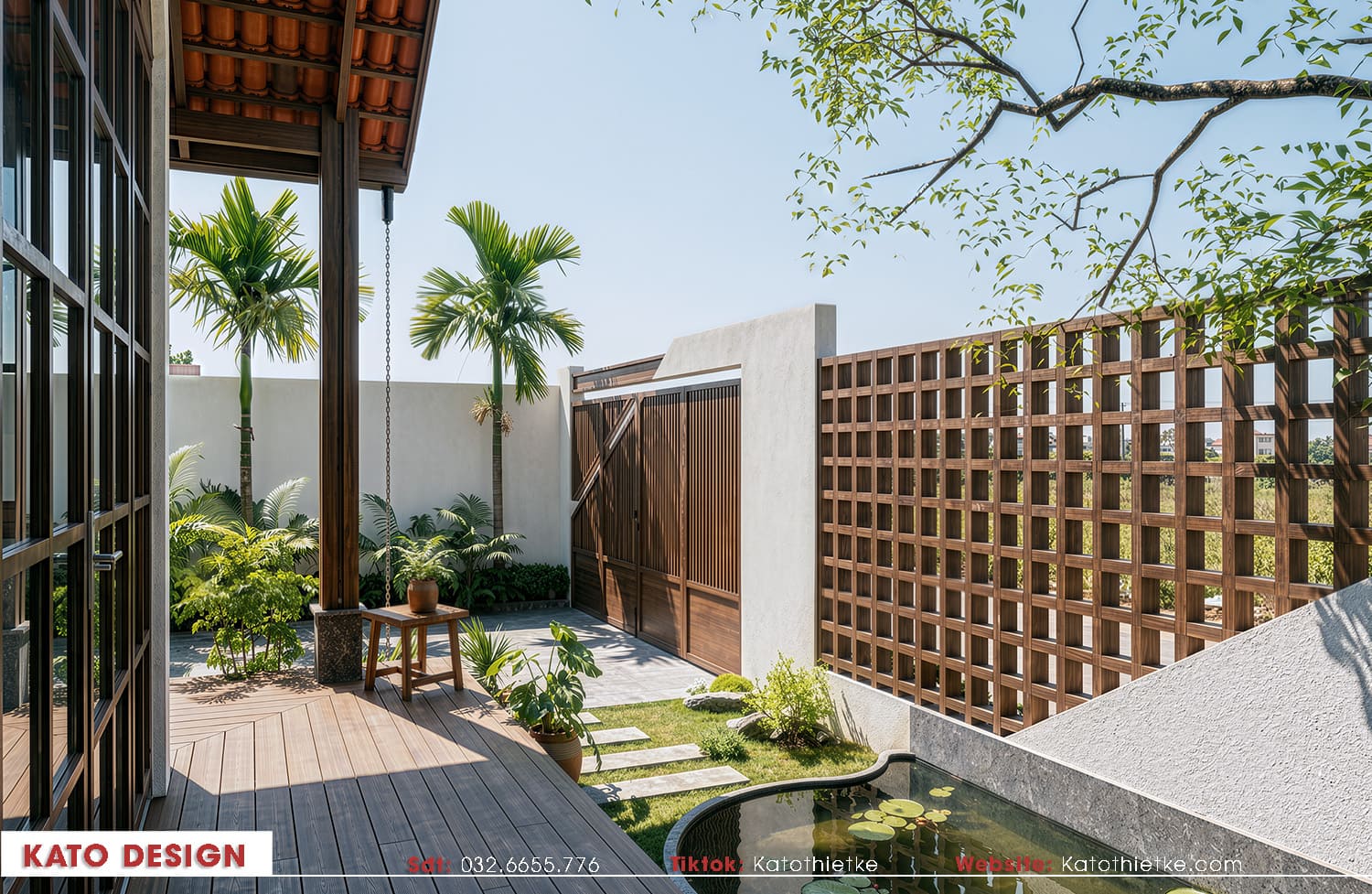 Một góc sân vườn xanh mát phía sau cánh cổng