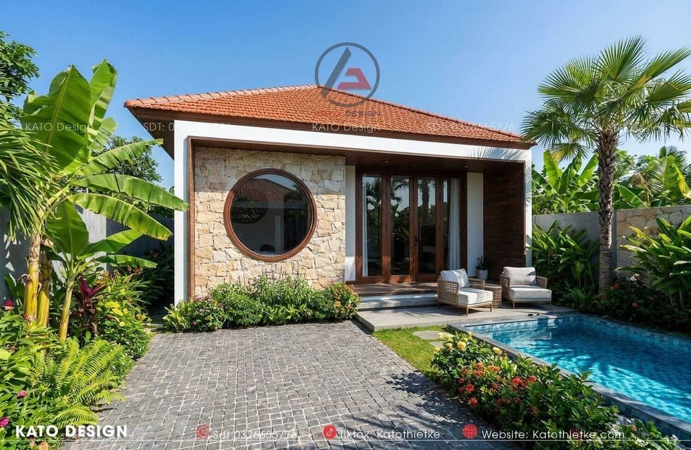 Ngay phía trước hiên nhà là một hồ bơi nhỏ xanh ngắt