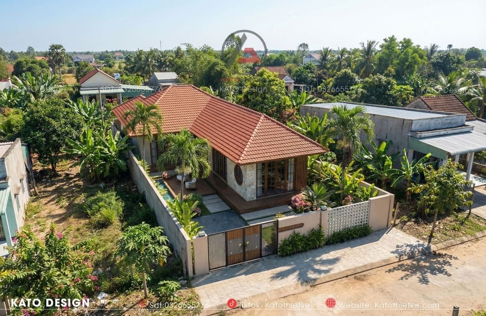 Nổi bật với mái ngói đỏ đất nung được lợp tỉ mỉ