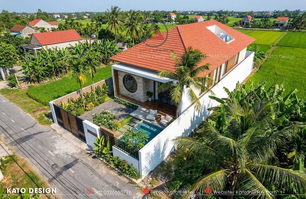 Phần khuyết trên mái được tận dụng làm vị trí đặt bồn nước