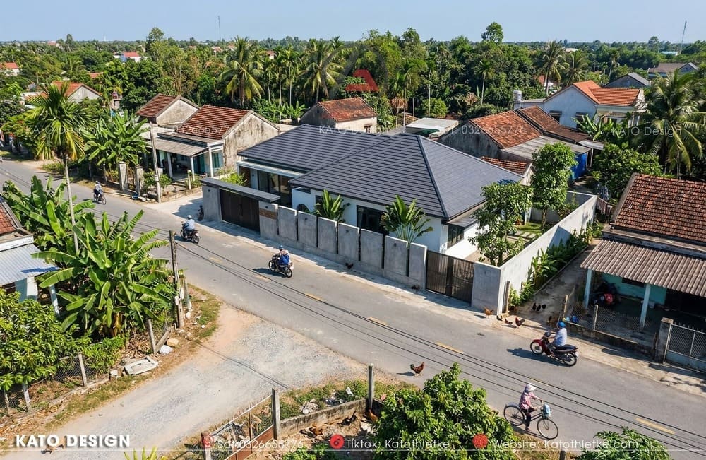 Sử dụng tường rào bằng các tấm bê tông lớn phẳng phiu, tạo cảm giác kiên cố