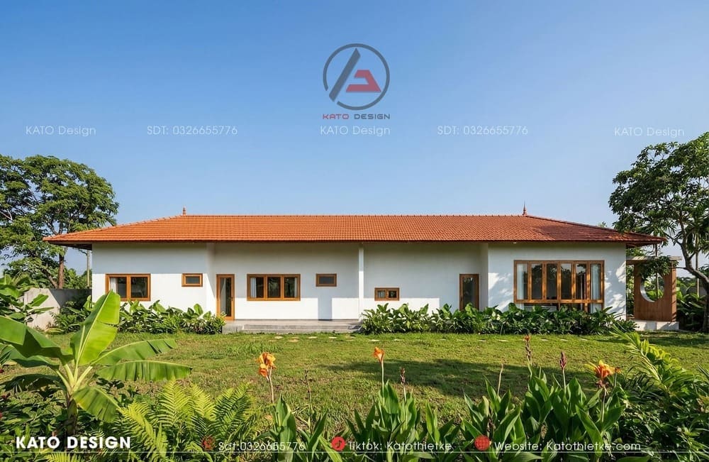 Sự kết hợp giữa mái đỏ và tường trắng tạo nên một vẻ đẹp vừa gần gũi vừa sang trọng
